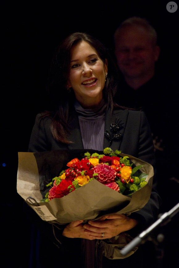 Mary de Danemark, enceinte et rayonnante, remet un prix  (30 septembre 2010,   Copenhague)