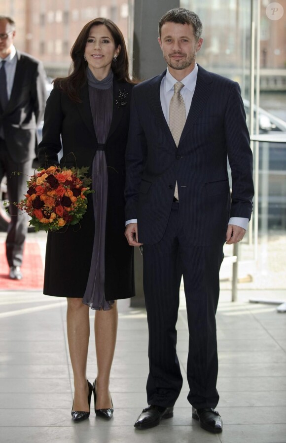 Le couple Frederik et Mary de Danemark remet un prix pour l'effort   social à la construction du Black Diamond Building (30 septembre 2010,   Copenhague)