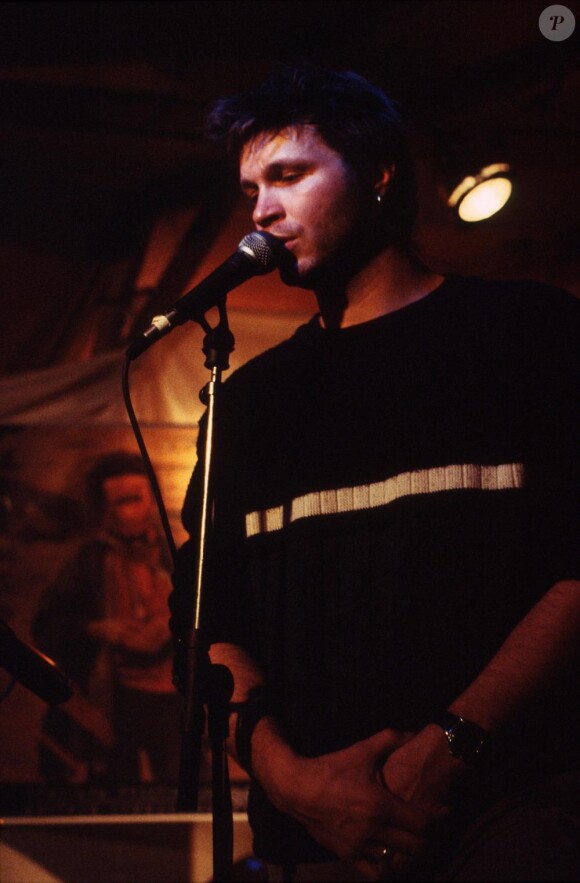 Bertrand Cantat, lors d'une apparition scénique avec le groupe Noir Désir, en 1998.