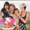 Johnny Hallyday, son épouse Laeticia et leurs filles Jade et Joy. Été 2010