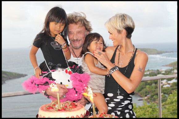 Johnny Hallyday, son épouse Laeticia et leurs filles Jade et Joy. Été 2010