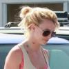 Britney Spears sort d'un magasin de jouets Toys'R'us en compagnie de son boyfriend, Jason Trawick, samedi 2 octobre à Los Angeles.