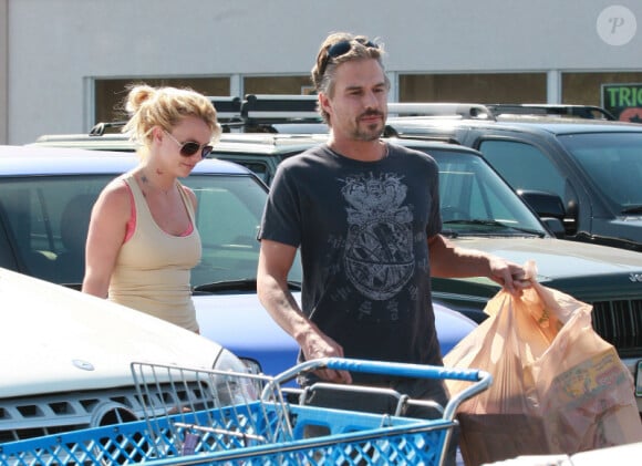Britney Spears sort d'un magasin de jouets Toys'R'us en compagnie de son boyfriend, Jason Trawick, samedi 2 octobre à Los Angeles.