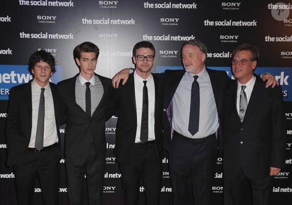 Jesse Eisenberg, Andrew Garfield, Justin Timberlake, David Fincher et Aaron Sorkin, à l'occasion de l'avant-première de The Social Network, qui s'est tenue au Gaumont Marignan, à Paris, le 3 octobre 2010.