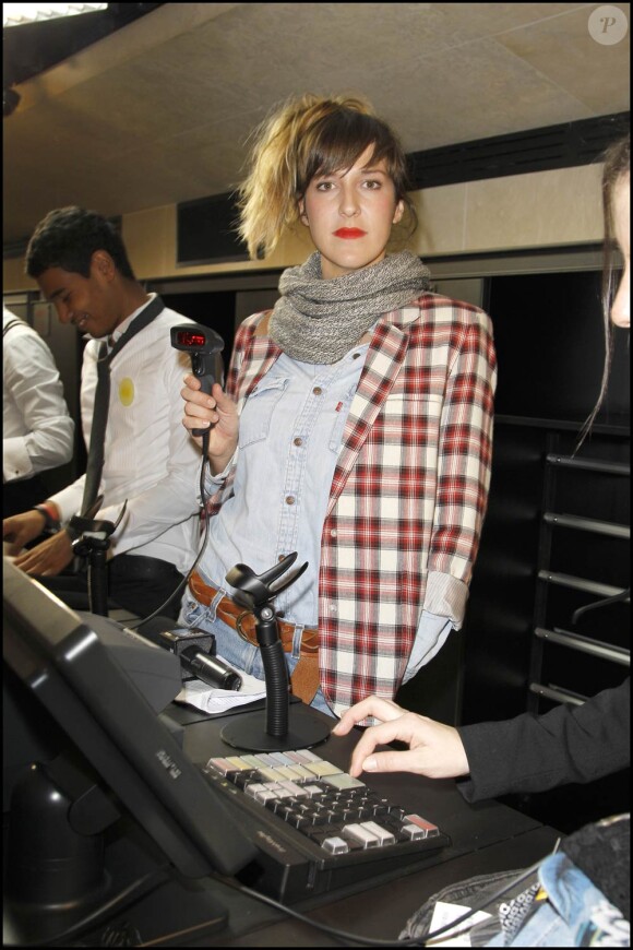Daphné Burki à l'occasion de l'ouverture de la nouvelle boutique parisienne H&M, au 90 avenue des Champs-Elysées, à Paris, le 4 octobre 2010.