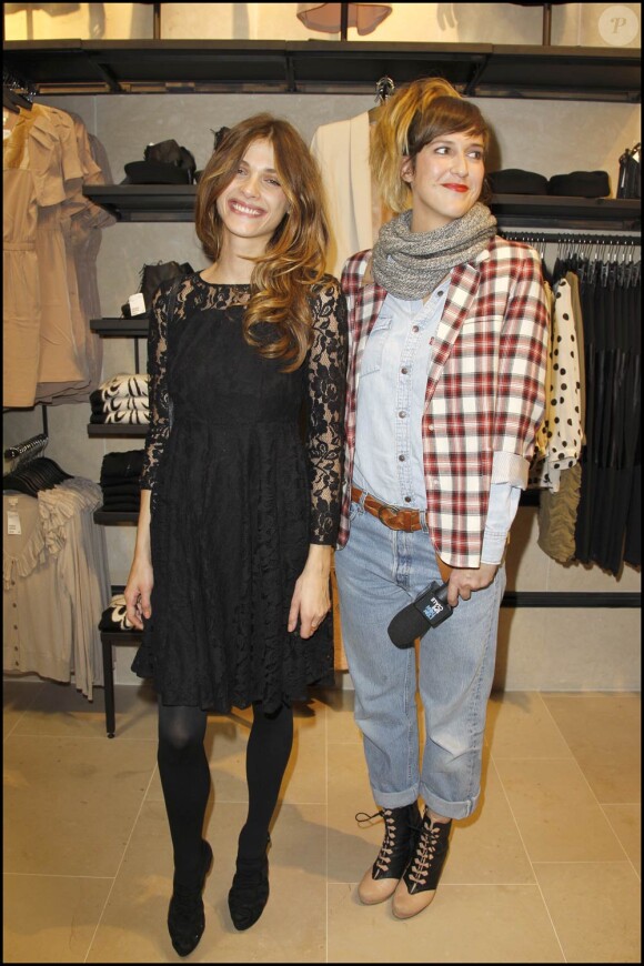 Elisa Sednaoui et Daphné Burki à l'occasion de l'ouverture de la nouvelle boutique parisienne H&M, au 90 avenue des Champs-Elysées, à Paris, le 4 octobre 2010.
