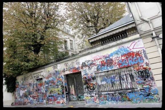 Façade de la rue de Verneuil où vivait Serge Gainsbourg, le 4 octobre 2010