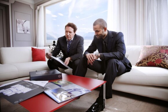 Tony Parker avec Nicolas Garnier, CEO de Swiss Development Group, quelques instants après la signature du contrat d'acquisition d'un appartement dans la Résidence Privée Du Parc Kempinski
