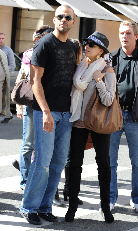 Tony Parker et Eva Longoria se promenant à Paris le 19 septembre 2010