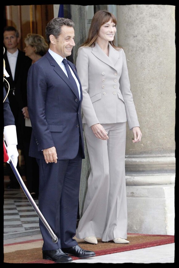 Carla Bruni et Nicolas Sarkozy sur le parvis de l'Elysée, le 28 septembre 2010