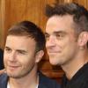 Gary Barlow et Robbie Williams à la sortie des locaux de Radio 1, Londres, le 7 octobre 2010.