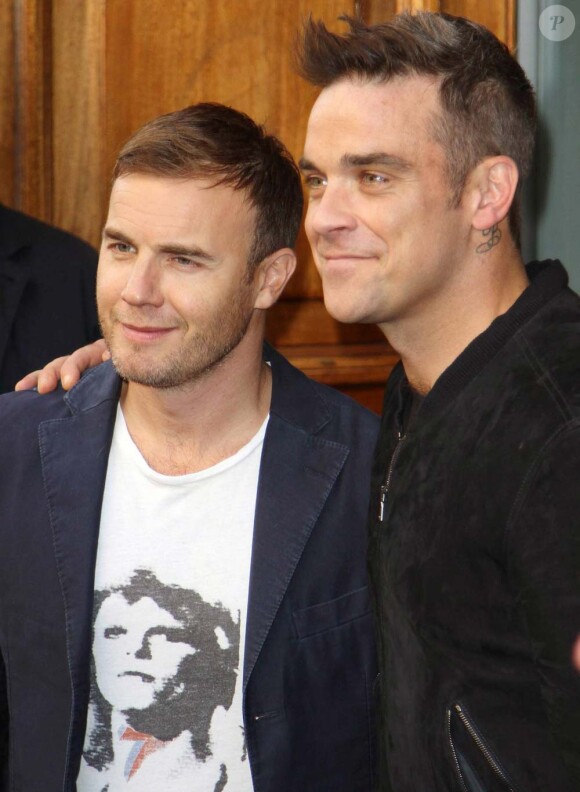 Gary Barlow et Robbie Williams à la sortie des locaux de Radio 1, Londres, le 7 octobre 2010.