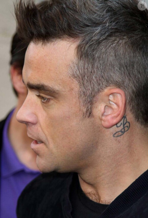 Gary Barlow et Robbie Williams à la sortie des locaux de Radio 1, Londres, le 7 octobre 2010.