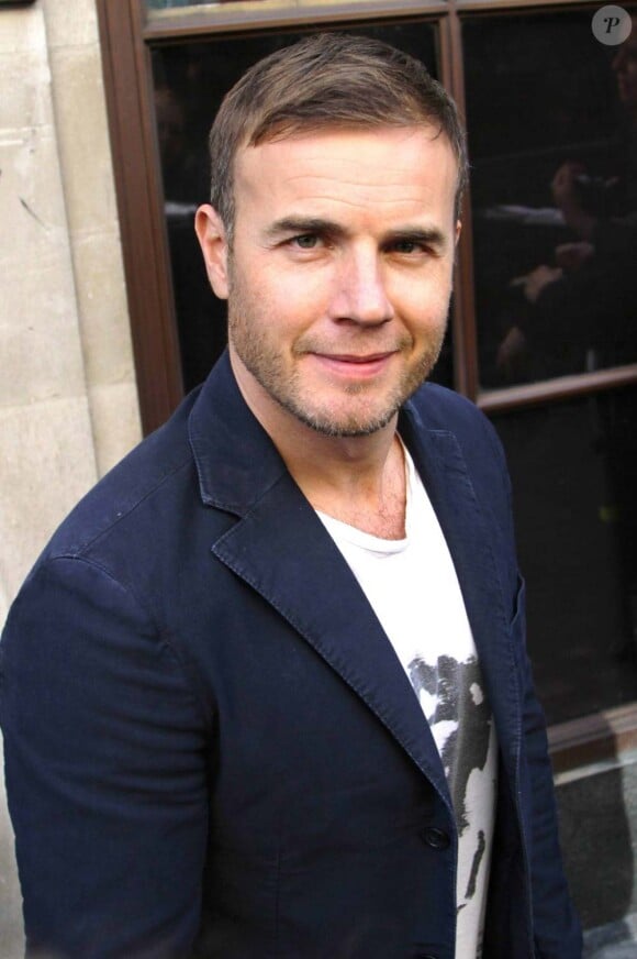 Gary Barlow (photo) et Robbie Williams à la sortie des locaux de Radio 1, Londres, le 7 octobre 2010.