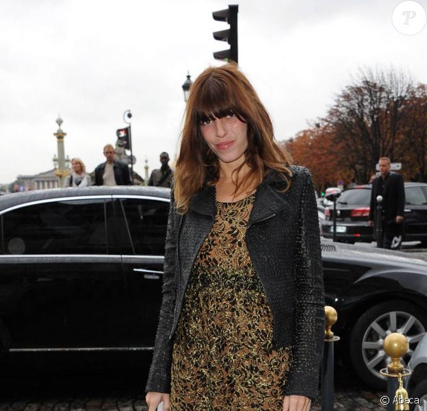 Lou Doillon, sexy et branchée avec sa petite robe en dentelle portée sous un perfecto en cuir entièrement clouté.