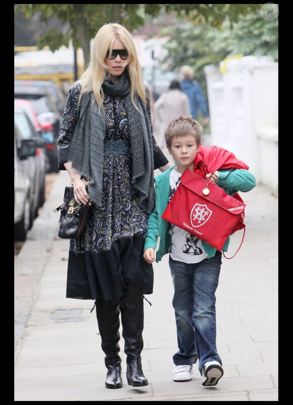 Claudia Schiffer enmène son fils Caspar à l'école à Londres, le 8 octobre 2010