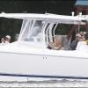 Enrique Iglesias a été aperçu, mardi 5 octobre, aux côtés de la sublime  tenniswoman Anna Kournikova, aux abords de Miami, s'offrant une balade en mer sur leur bateau.