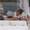 Enrique Iglesias a été aperçu, mardi 5 octobre, aux côtés de la sublime  tenniswoman Anna Kournikova, aux abords de Miami, s'offrant une balade en mer sur leur bateau.