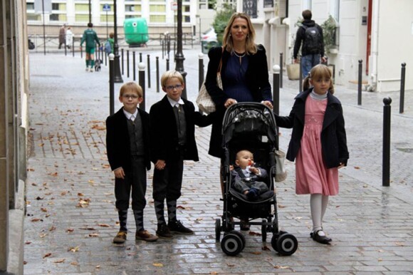 Les photos du tournage de Maman, le premier court métrage d'Hélène de Fougerolles, ici avec Virginia Anderson et trois adorables enfants, tourné à Paris en octobre 2010.