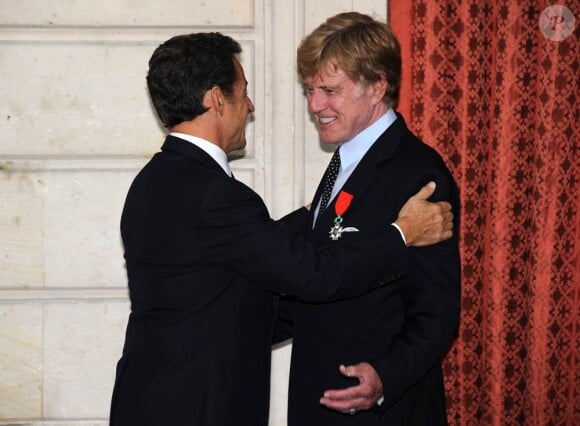 Robert Redford, ici avec Nicolas Sarkozy, a été fait Chevalier de la Légion d'Honneur, au Palais de l'Elysée, à Paris, le 14 octobre 2010.