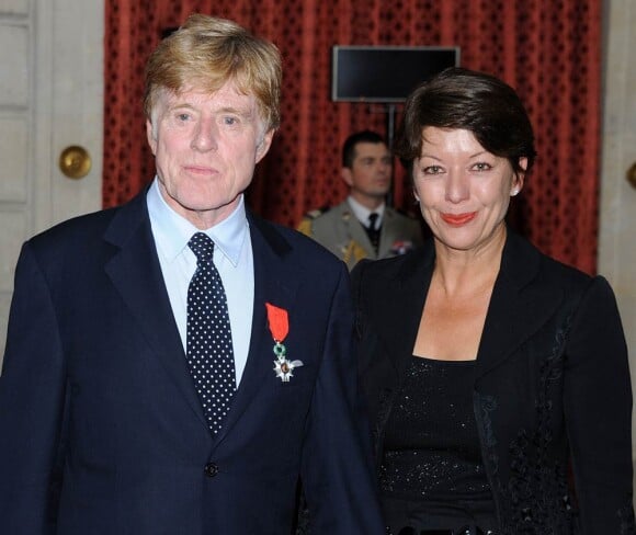 Robert Redford, ici avec sa femme Sybille Szaggars, fait Chevalier de la Légion d'Honneur, au Palais de l'Elysée, à Paris, le 14 octobre 2010.