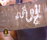 Première plaque à ramasser pendant le trek : l'équipe jaune a de la chance avec le dragon ! (prime du 15 octobre 2010)