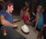 Pause nocturne pendant le trek : les rouges n'ont droit qu'à du riz blanc... (prime du 15 octobre 2010)