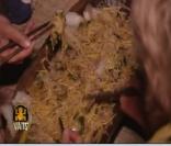 Les Vang se régalent avec un plat de nouilles bien grasses... de quoi redonner de l'énergie ! (prime du 15 octobre 2010)
