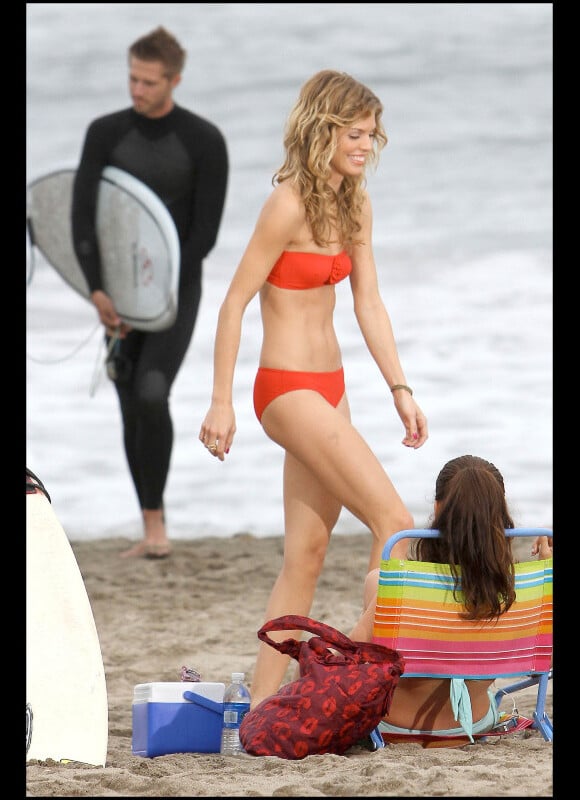 La resplendissante AnnaLynne McCord apparaît en maillot de bain sur le tournage de la série 90210, à Malibu, vendredi 15 octobre.