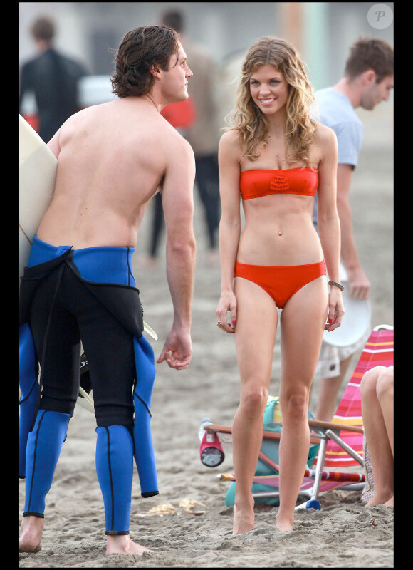 La resplendissante AnnaLynne McCord apparaît en maillot de bain sur le tournage de la série 90210, à Malibu, vendredi 15 octobre.