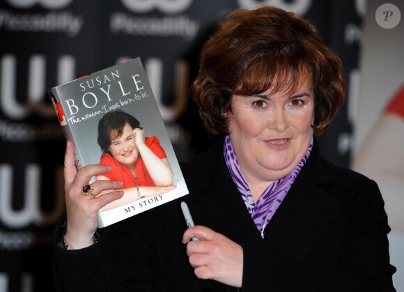 Susan Boyle dédicace son autobiographie au magasin Waterstone à Londres, samedi 16 octobre.