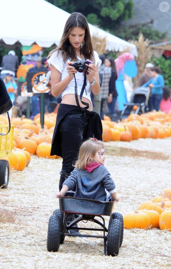 Alessandra Ambrosio, son compagnon Jamie Mazur et leur petite fille Anja Louise, à la Mr Bones Pumpkin Patch, à Los Angeles. 16/10/2010