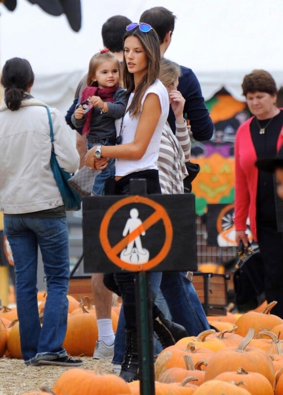 Alessandra Ambrosio, son compagnon Jamie Mazur et leur petite fille Anja Louise, à la Mr Bones Pumpkin Patch, à Los Angeles. 16/10/2010