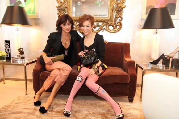 Inès de la Fressange et Sammi Cheng lors de la soirée Roger Vivier le 14/10/10 à Shanghai.