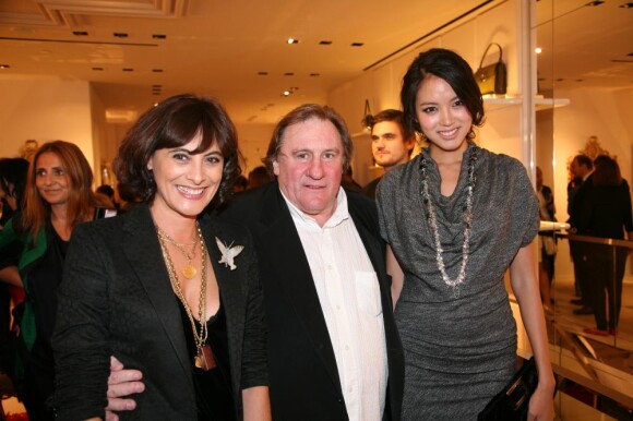 Inès de la Fressange, Gérard Depardieu et Zhang Zi lors de la soirée Roger Vivier à Shanghai le 14/10/10