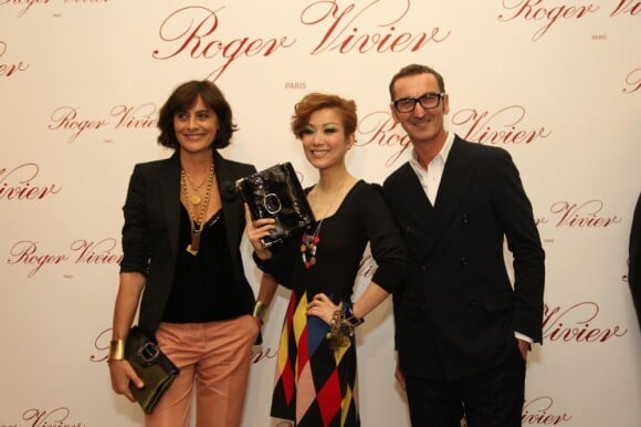 Inès de la Fressange, Sammi Cheng et Bruno Frisoni lors de la soirée Roger Vivier à Shanghai le 14/10/10