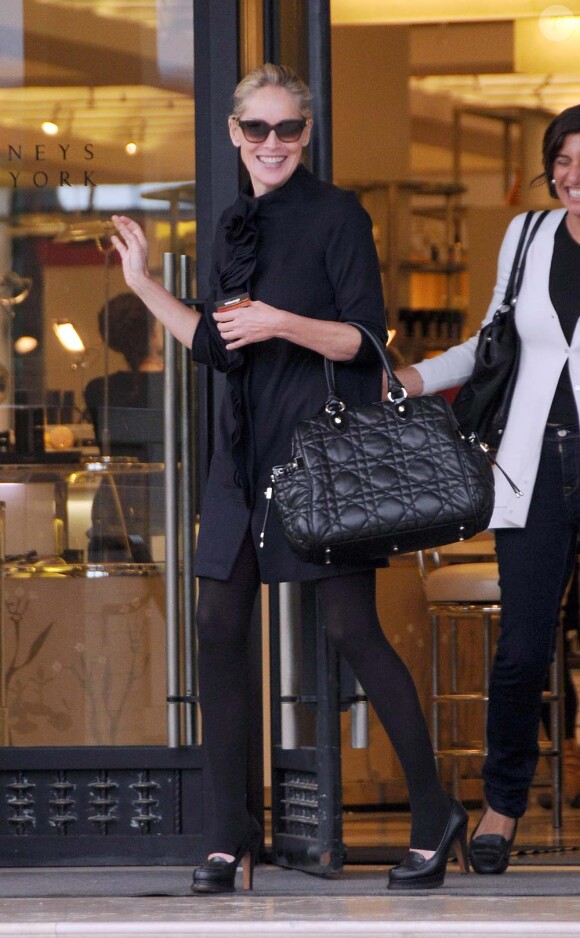 Sharon Stone en virée shopping à New York, le 19 octobre 2010