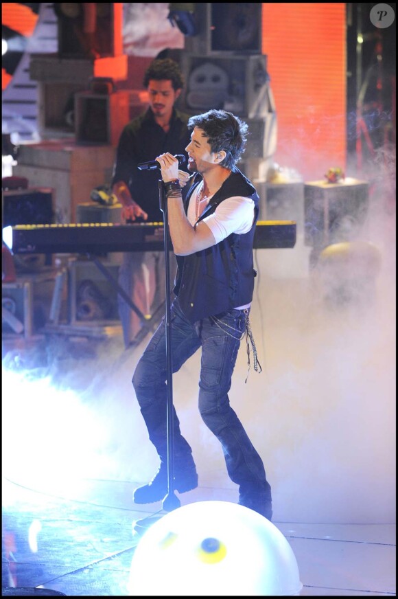 Enrique Iglesias se produit à l'émission X Factor, à Milan, le 19 octobre 2010