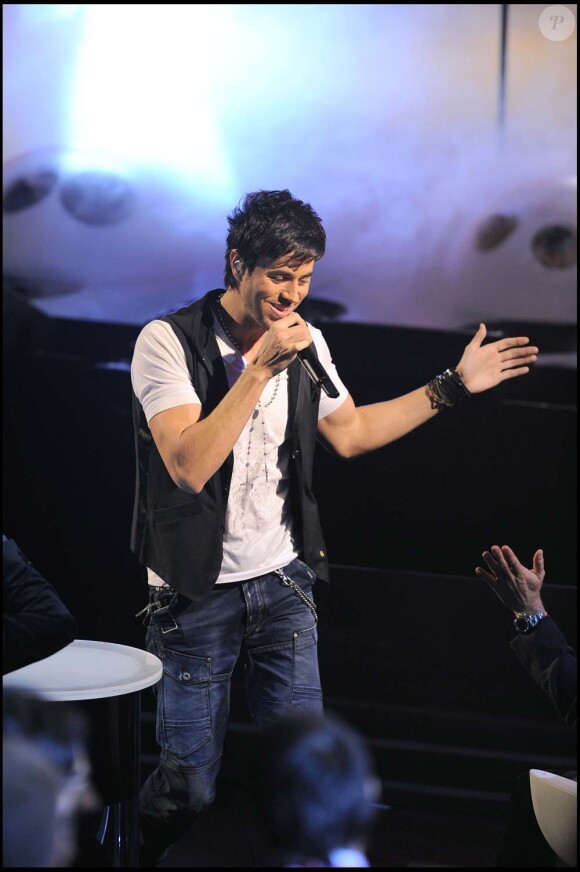 Enrique Iglesias se produit à l'émission X Factor, à Milan, le 19 octobre 2010