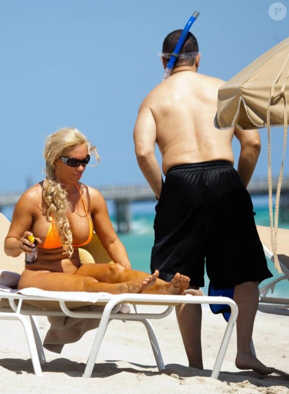 Coco est au côté de son mari Ice-T sur la plage de Miami, le 5 octobre 2010