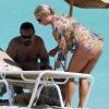 Coco est au côté de son mari Ice-T sur la plage de Miami, le 5 octobre 2010