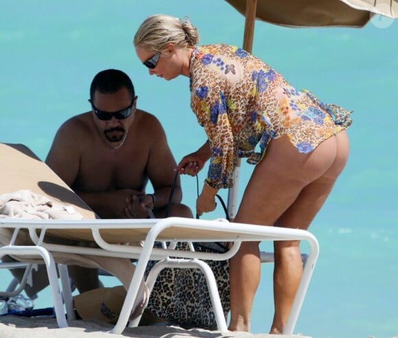 Coco est au côté de son mari Ice-T sur la plage de Miami, le 5 octobre 2010
