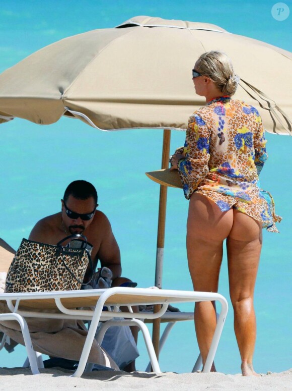 Coco est au côté de son mari Ice-T sur la plage de Miami, le 5 octobre 2010