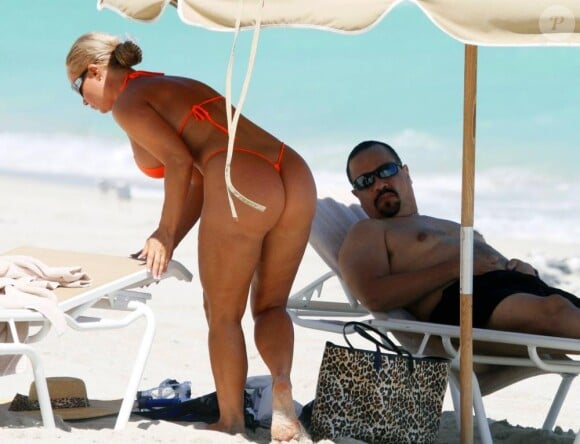 Coco est au côté de son mari Ice-T sur la plage de Miami, le 5 octobre 2010