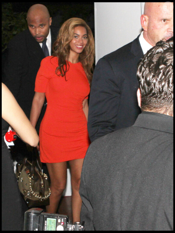 Beyoncé et son mari Jay-Z quittant leur hôtel de Miami Beach, le 20 octobre 2010
 