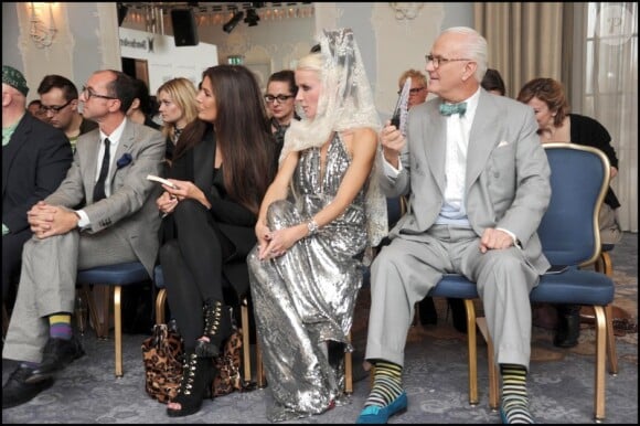 Daphne Guinness et Manolo Blahnik à Londres pour la finale du prix Dorchester Fashion Prize le 19/10/10.
