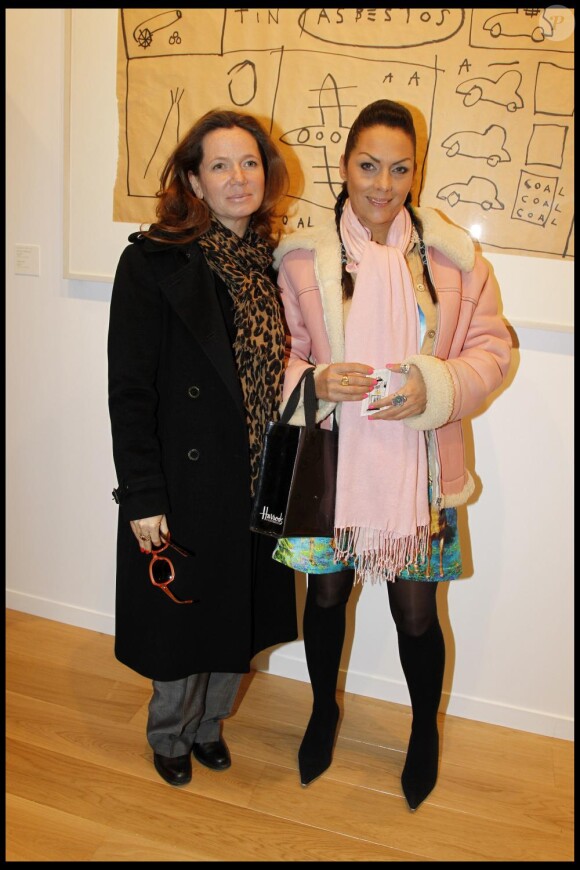 Marie Taittinger et Hermine de Clermont-Tonnerre au vernissage de la première exposition des dessins de Jean-Michel Basquiat, pour la réouverture du Royal Monceau, à Paris, le 21 octobre 2010