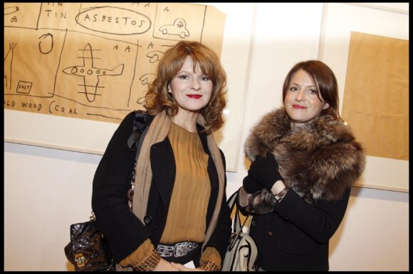 Lolita Lempicka et sa fille au vernissage de la première exposition des dessins de Jean-Michel Basquiat, pour la réouverture du Royal Monceau, à Paris, le 21 octobre 2010
