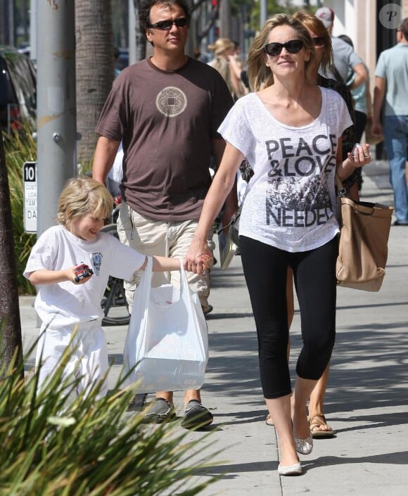 Sharon Stone revient du cours de karaté de son fils Roan, à Beverly Hills, le 5 octobre 2010