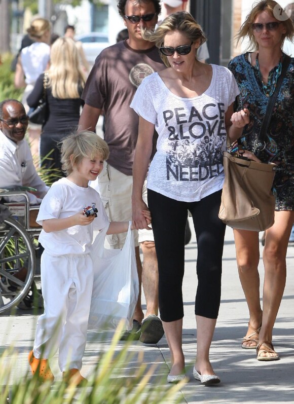 Sharon Stone revient du cours de karaté de son fils Roan, à Beverly Hills, le 5 octobre 2010